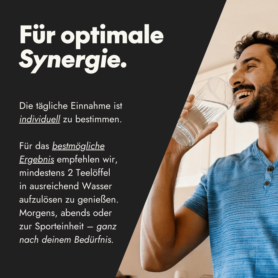 Lächelnder Mann beim Trinken von Wasser. Links Text zur idealen Einnahmeempfehlung: 2 Teelöffel in Wasser auflösen – individuell dosierbar, morgens, abends oder vor dem Sport.